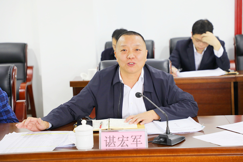 諶宏軍在辦公室工作人員會議上強調： 管理要規(guī)范 節(jié)奏要提升 標準要提高