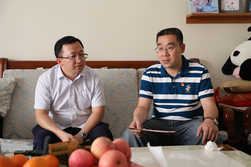 3月27日，集團公司黨委副書記、工會主席、監(jiān)事會主席黃源東到家中慰問駐村第一書記家屬。       （黃源東副書記慰問駐村第一書記楊景宏及其家屬）       （黃源東副書記慰問駐村第一書記龔道萬及其家屬）       （黃源東副書記慰問駐村第一書記廖恒）       （黃源東副書記慰問駐村工作隊員歐陽東、楊秀存）     　　黃源東指出，駐村第一書記和工作隊員肩負著使命和擔(dān)當(dāng)，戰(zhàn)斗在脫貧攻堅第一線，舍“小家”顧“大家”，與家人聚少離多。他們能夠安心奮戰(zhàn)在自己的崗位上，離不開家人的默默支持。此次慰問活動，是把集團公司的關(guān)懷送到“家”，切實增強駐村第一書記的歸屬感、榮譽感和獲得感，進一步激勵他們勇于擔(dān)當(dāng)作為，繼續(xù)為打贏脫貧攻堅戰(zhàn)貢獻力量。